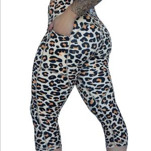 Cheetah  mid rise capris